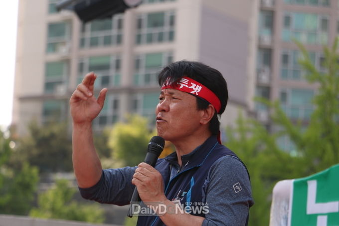 이길우 민주노총대구지역본부장이 '제129주년 세계노동절 대구지역 결의대회'에서 대회사를 하고 있다. (사진=이준호 기자)