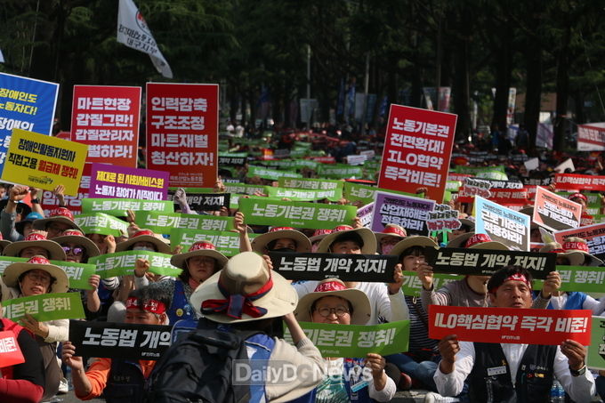 ‘제129회 세계노동절 대구지역 결의대회’에 참가한 노동자들이 구호를 외치면서 피켓팅 하는 모습. (사진=이준호 기자)