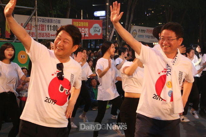 권영진 대구시장과 이철우 경북도지사가 컬러풀송에 맞춰 프리플래시 몹 공연에 참여하고 있다. (사진=이준호 기자)