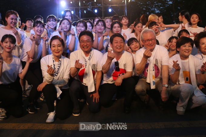 (왼쪽부터) 배지숙 대구시의회 의장, 이철우 경북도지사, 권영진 대구시장, 신일희 계명대학교 총장, 강은희 대구시교육감이 2019 대구컬러풀페스티벌에 참가해 기념촬영을 하고 있다. (사진=이준호 기자)