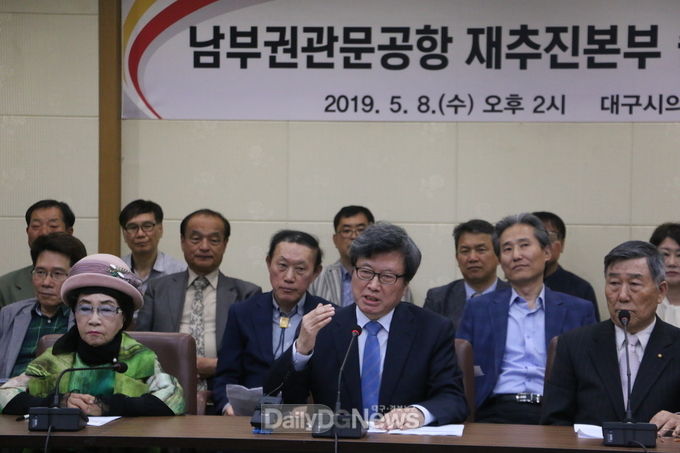 '남부권 관문공항 재추진본부' 김형기 상임대표가 영,호남을 포괄하는 하나의 관문공항 필요성을 설명하고 있다. (사진=이준호 기자)