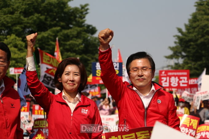 자유한국당 황교안 대표와 나경원 원내대표가 11일 '문재인 STOP, 국민이 심판합니다' 대구 집회에 참석하고 있다. (사진=이준호 기자)
