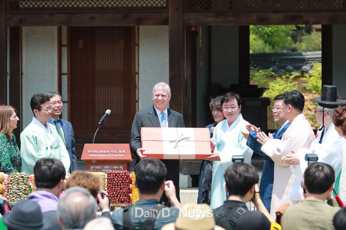 사진제공 안동시) 권영세 안동시장이 5월 14일 안동하회마을을 방문한 앤드루 왕자에게 한지 선물을 전달하고 있다.