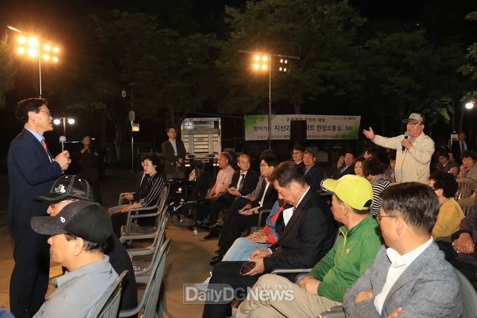 김대권 수성구청장이 14일 에덴 어린이공원에서 '아파트 현장소통실'을 열고 주민들과 소통하고 있다. (사진=수성구청 제공)