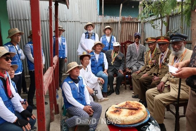 사진제공 한국도로공사) 한국도로공사 해외봉사단원들이 참전용사마을 주택을 개보수하고 각종 물품을 전달하고 있다.