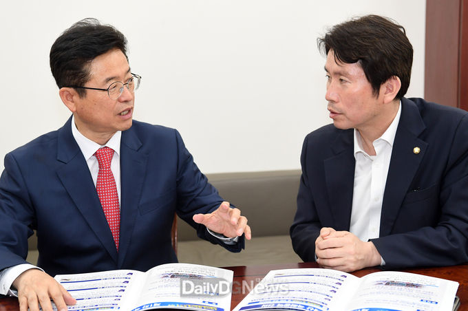 사진제공 경상북도) 사진은 이철우 경상북도지사가 5월 13일 더불어민주당 이인영 민주당 원내대표를 만나 특별법 제정에 대해 건의하고 있는 장면