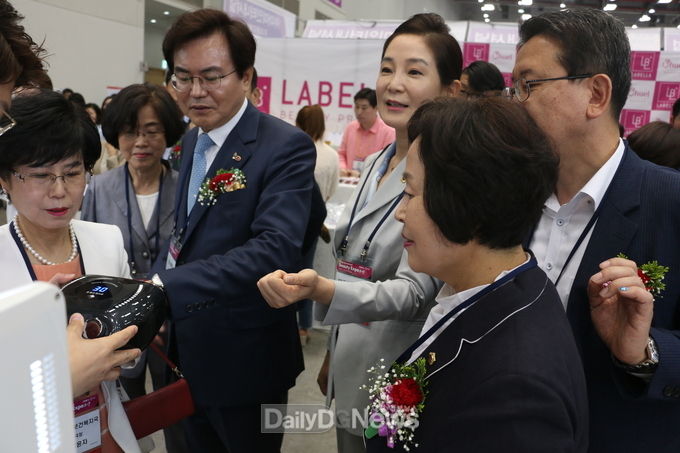 이상길 대구시부시장과 배지숙 대구시의회 의장, 이영애, 강민구 시의원이 네일아트 부스에서 직접 체험을 해보고 있다. (사진=이준호 기자)