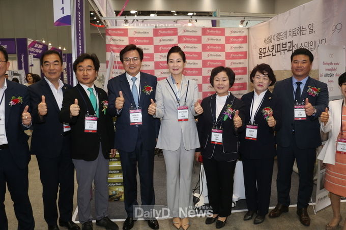 '2019 대구국제뷰티엑스포'에 참가한 내빈들이 기념촬영을 하고 있다. (사진=이준호 기자)