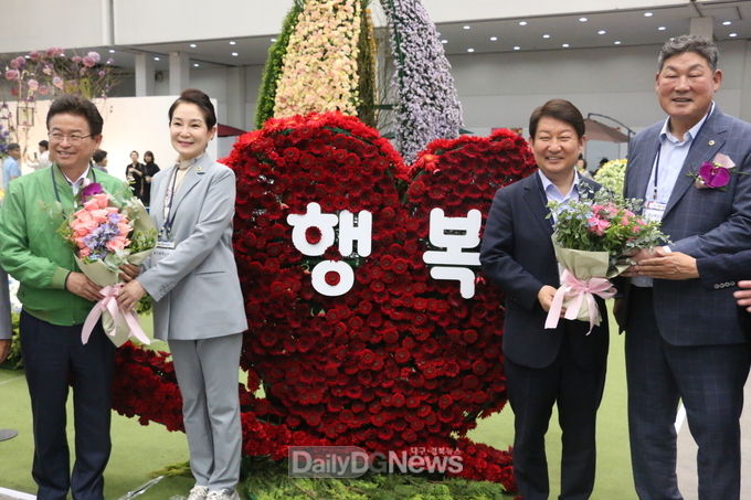 (왼쪽부터) 이철우 경상북도지사, 배지숙 대구시의회 의장, 권영진 대구시장, 장경식 경상북도의회 의장이 '제10회 대구꽃박람회' 기념촬영을 하고 있다. (사진=이준호 기자)