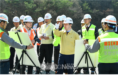 권영진 대구시장이 국가안전대진단 기간 중 지난 4월 대구순환고속도로 학봉터널 현장을 방문하고 있다. (사진=대구시 제공)