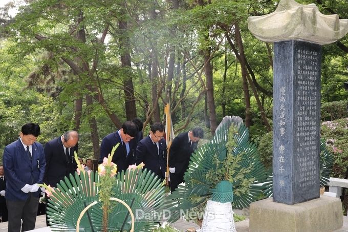 대구 수성구는 제 64회 현충일 맞이해 나야대령기념비 참배를 하고 있다. (사진=수성구청 제공)