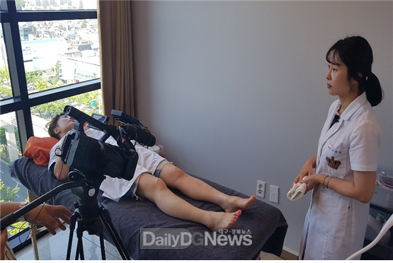 대구 '뷰티 라운지'가 중국판 유튜브 ‘비리비리 닷 컴’에 제공할 뷰티 컨텐츠 영상 촬영을 하고 있는 모습. (사진=이준호 기자)