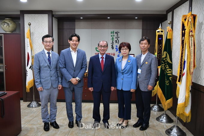 사진제공 청도군) 사진 오른쪽부터 대남병원 행정부장 김대섭, 대남병원 이사장 오한영, 청도군수 이승율, 청도군 보건소장 박미란, 보건소 장정욱 주무관
