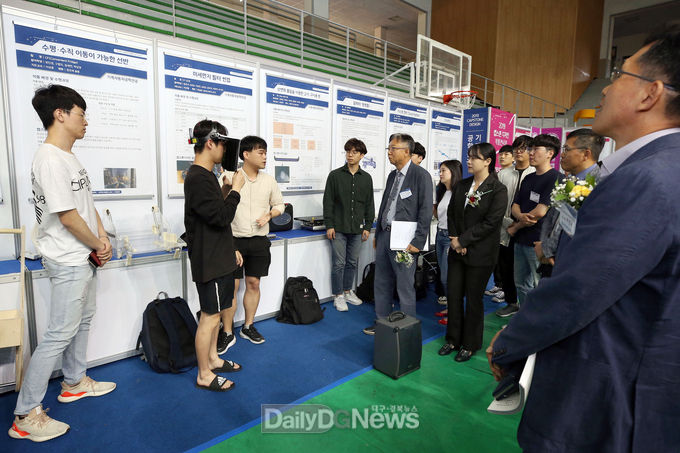 계명대학교 성서캠퍼스 체육관에서 열린 '2019 캡스톤디자인 프로젝트' 작품전시회 모습. (사진=계명대 제공)