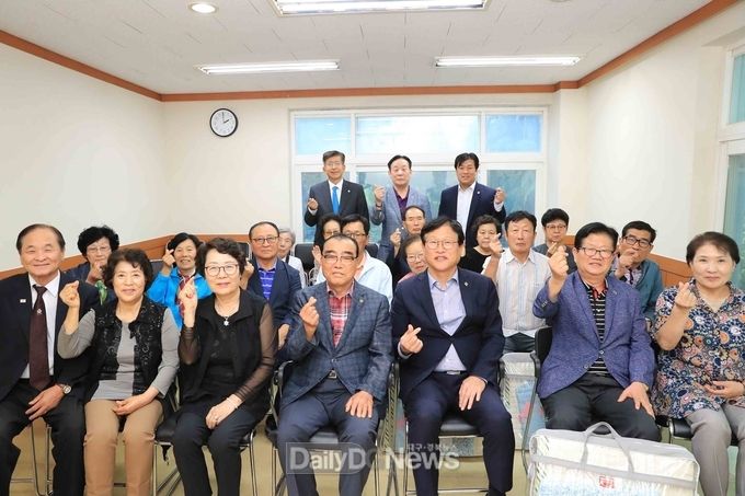 김대권 수성구청장이 호국보훈의 달을 맞아 보훈단체 사무실을 방문하고 기념 촬영을 하고 있다. (사진=수성구청 제공)