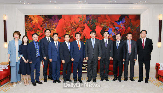 권영진 대구시장 일행이 청두시장 접견실에서 기념촬영을 하고 있다. (사진=대구시 제공)