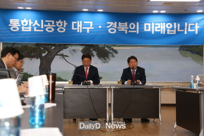 이철우 경상북도지사와 권영진 대구시장이 지난 4월 통합신공항 이전과 김해신공항 건설에 대한 기자회견을 가지고 있는 모습. (사진=이준호 기자)