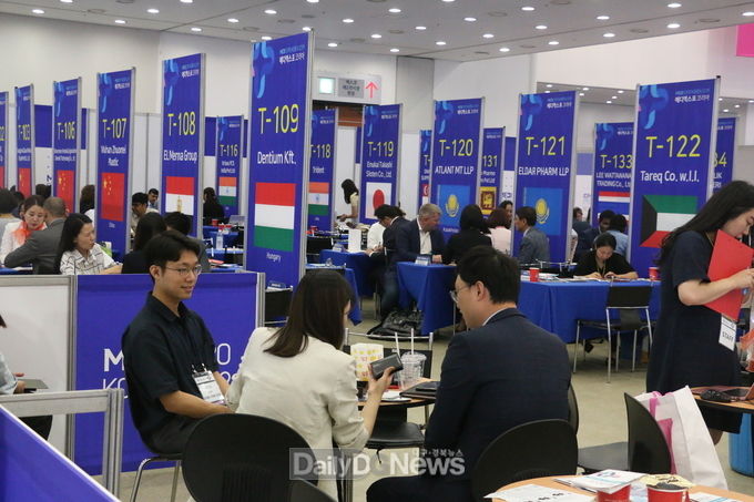 ‘2019 메디엑스포 코리아’에 참가한 해외 바이어들이 수출 상담을 하고 있다, (사진=이준호 기자)