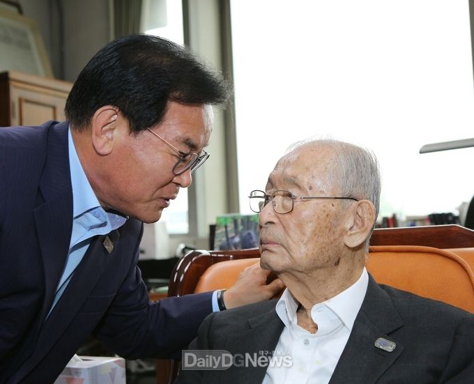 사진제공 칠곡군) 백선기 칠곡군수가 6월 21일 백선엽 장군을 만나 인사를 나누고 있다.