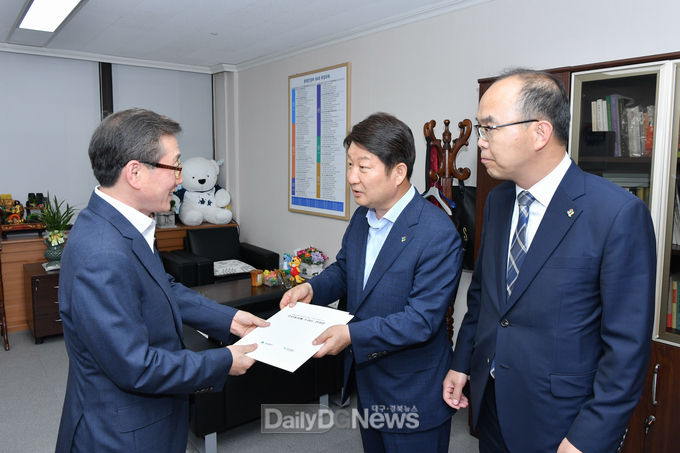권영진 대구시장이 정운현 국무총리비서실장에게 건의문을 전달하고 있다. (사진=대구시 제공)