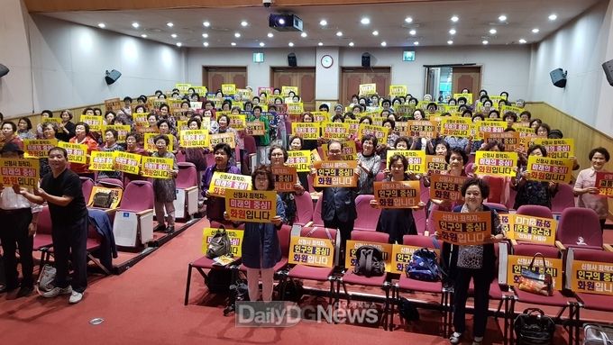 대구 달성군여성문화복지센터 노래교실 회원들이 대구시 신청사 유치 홍보에 동참하고 있다. (사진=달성군 제공)