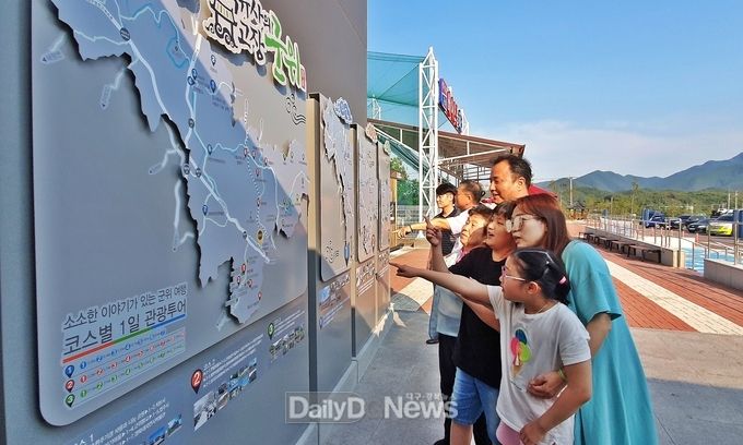 사진제공 군위군) 상주~영천간 고속도로를 이용하고 있는 여행객들이 삼국유사군위휴게소에 설치된 관광안내판을 살펴보고 있다.