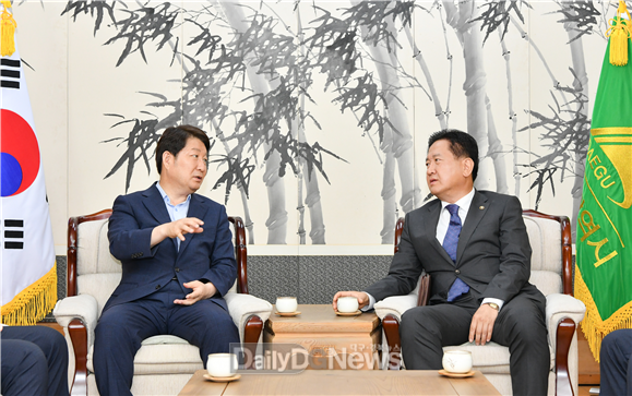 권영진 대구시장이 지난달 15일 서주석 국방부 차관을 만난 자리에서도 통합신공항 최종이전지 선정을 연내에 마무리 지을것을 약속했다. (사진=대구시 제공)