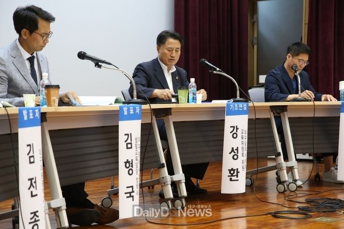 강성환 대구시의회 교육위원이 학교 폭력에 대한 의견을 발제하고 있다. (사진=대구시의회 제공)