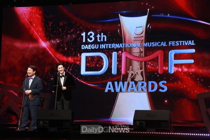 제13회 DIMF 어워즈에 참석한 권영진 대구시장과 DIMF 홍보대사 수호(EXO). (사진=DIMF 제공)