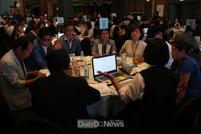 '제17회 대구시민원탁회의'에서 참가한 시민들이 열띤 토의를 하고 있다. (사진=이준호 기자)
