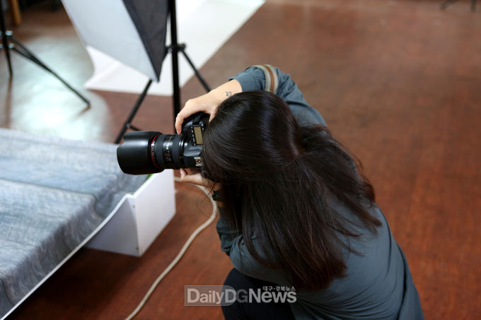 제품사진을 촬영하는 모습