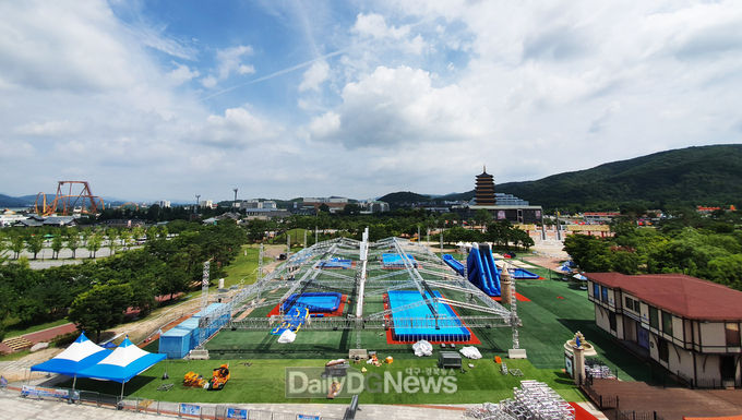 오는 27일부터 8월 25일 까지 경주엑스포에서 열리는 여름 Pool축제장. 막바지 행사준비가 한창이다.