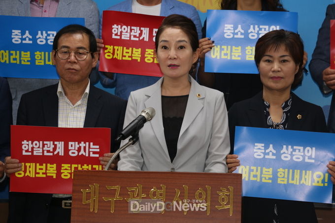 배지숙 대구시의회 의장이 13일 ‘아베정부의 수출규제 등 경제 도발행위 철회 촉구 성명’을 발표하고 있다. (사진=이준호 기자)