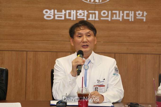 김태년 의료원장이 13일 기자간담회에서 기자들의 질문에 답하고 있다. (사진=이준호 기자)