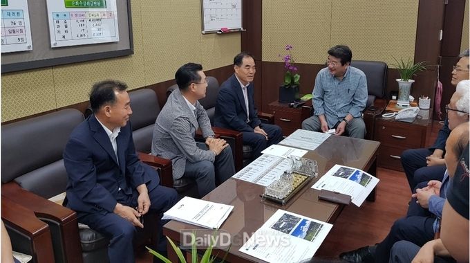 <사진제공 : 한국농어촌공사 경북지역본부>한국농어촌공사 김인식 사장이 8월 16일 강석호 국회의원과 함께 현장간담회를 갖고 있다.