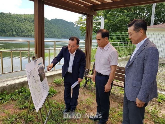 김인식 사장이 청송군 진보면 고현리 고현저수지를 방문해 현장 안전점검을 하고 있다.
