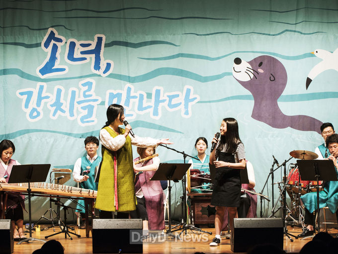 칠곡군립도서관의 ‘소녀, 강치를 만나다’ 공연 모습. (사진=칠곡군립도서관 제공)