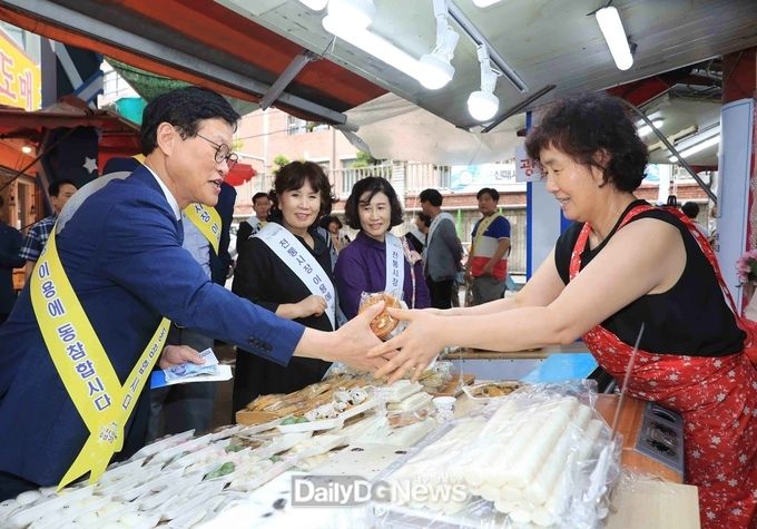 김대권 수성구청장을 비롯해 지역주민과 직원 100여 명이추석 명절을 맞아 신매시장에서 장보기 행사를 하고 있다. (사진=수성구청 제공)
