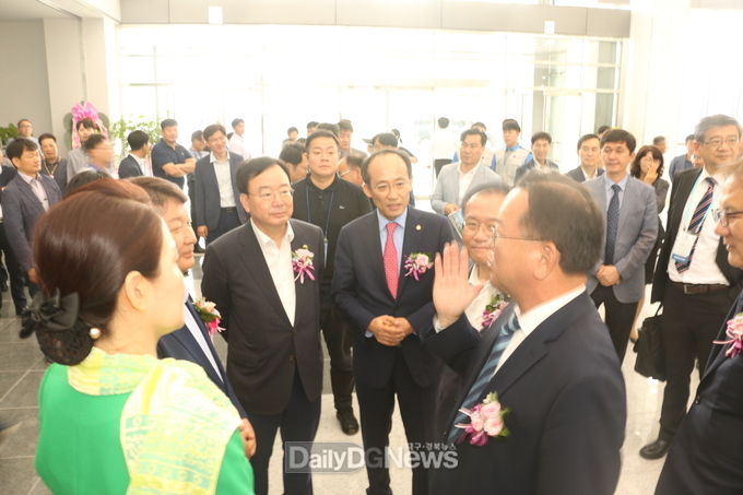 국가물산업클러스터 개소식 전 (왼쪽부터) 배지숙 의장, 권영진 대구시장, 강효상 의원, 추경호 의원, 윤재옥 의원, 김부겸 의원이 담소를 나누고 있다. (사진=이준호 기자)
