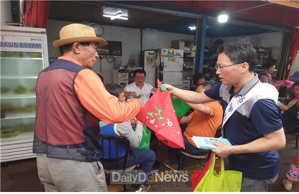 <사진제공 : 한국농어촌공사 경북지역본부>한국농어촌공사 경북지역본부와 한국주택금융공사 대구지사 직원들이 9월 4일 고령군 대가야시장 일대에서 농지연금∙주택연금 합동홍보를 실시하고 있다