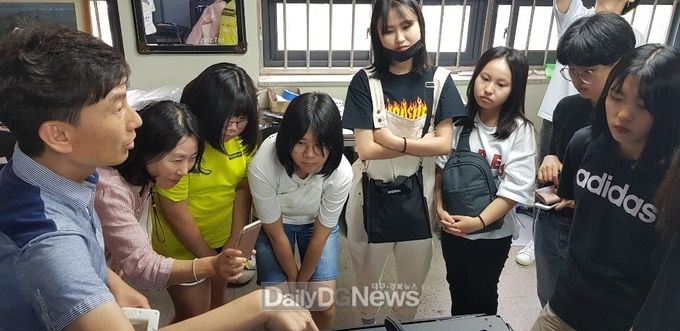 대구공업대학교 기계과는 송현여중 학생들을 대상으로 3D 프린터 관련 진로 체험을 진행하고 있다. (사진=대구공업대 제공)