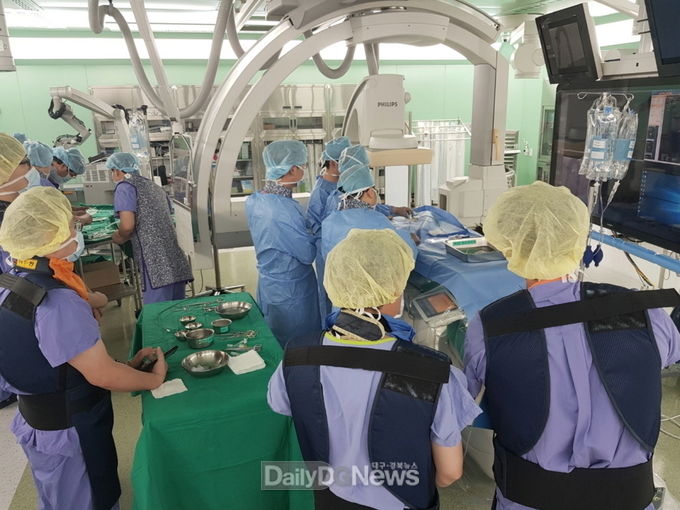 계명대학교 동산병원 신경외과 뇌혈관팀이 동산병원 하이브리드 수술실에서 ‘스텐트를 이용한 뇌동맥류 폐색술 및 뇌혈관 혈전제거술’을 시연하고 있다. (사진=계명대 동산병원 제공)