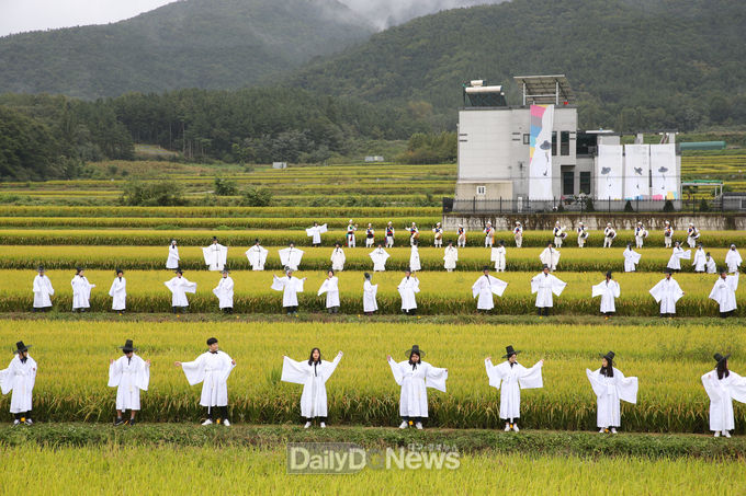 사진제공 칠곡군) ▲ 지난달 29일 진행된 가산면 학상리 ‘’학수고대축제‘에서 넓은 들녘에 150명의 관객들이 함께 학이 돼 노니는 퍼포먼스를 보여주는 모습.