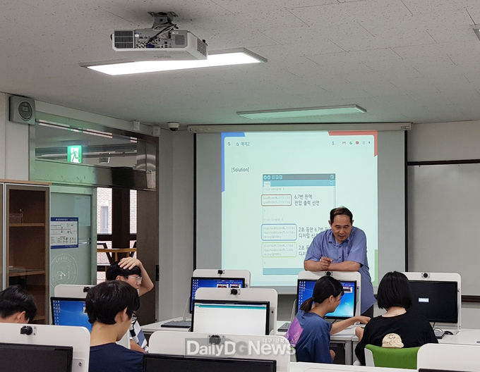 사진제공 금오공과대학교) 기계시스템공학부 ‘3D프린터와 아두이노(Arduino)를 이용한 어벤저스 무드등 제작’ 실험 중 3회차(19.8.31.) 아두이노의 기본 문법, LED 제어 기초 교육<br>
