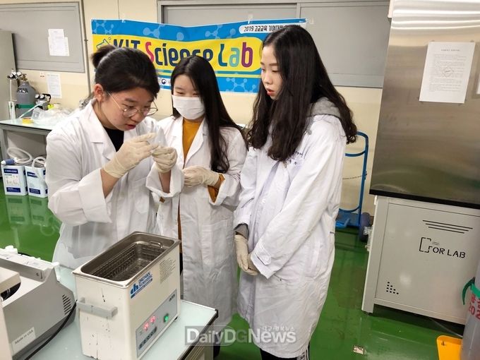 화학소재융합공학부 ‘카멜레온의 색과 피부 속 나노구조의 관계’ 실험 중 3회차(19.9.21.) 나노 입자를 이용한 반사판 제작 실험