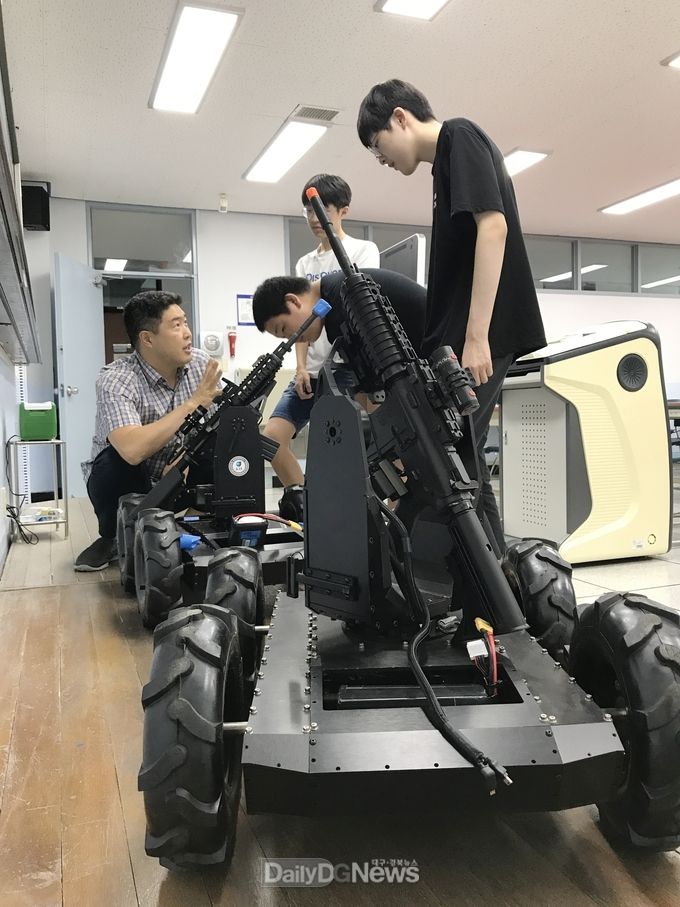 전자공학부 ‘교육용 로봇자동차를 이용한 자율주행 알고리즘 구현 및 실습’ 실험 중 3회차(19.8.31.) 로봇자동차의 자율 주행 실습 실험<br>
