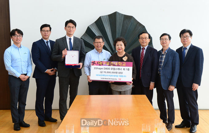 대구보건대학교와 ㈜쓰리디바이오캐드아시아가 치과기공 장비 기증식을 개최하고 남성희 총장, 조규동 대표(왼쪽 네번째) 등 양 기관 관계자들이 기념촬영을 하고 있다. (사진=대구보건대 제공)