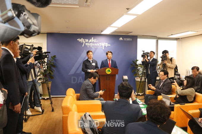 권영진 대구시장과 이철우 경북지사가 15일 기자실을 찾아 대구통합신공항 이전에 대한 4개 지자체의 합의가 어렵게 됐다고 설명하고 있다. (사진=이준호 기자)
