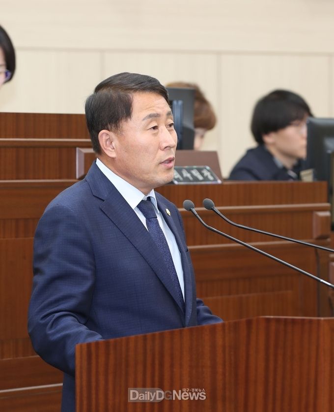 사진제공 안동시의회 시정질문하고 있는 김상진의원