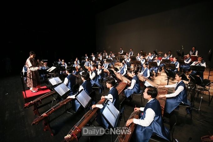 사진제공 향국악단) 향국악단이 19일 오후 대구문화예술회관 팔공홀에서 제4회 향(香)국악단 정기연주회 '만산홍엽'을 선보이고 있다.<br>
